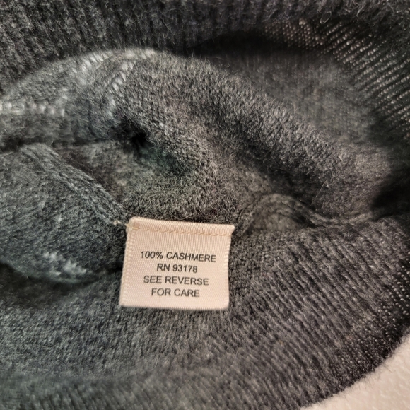 Philosophy 100% Cashmere Gray Sweater with Pink and White Stars - Picture 8 of 8